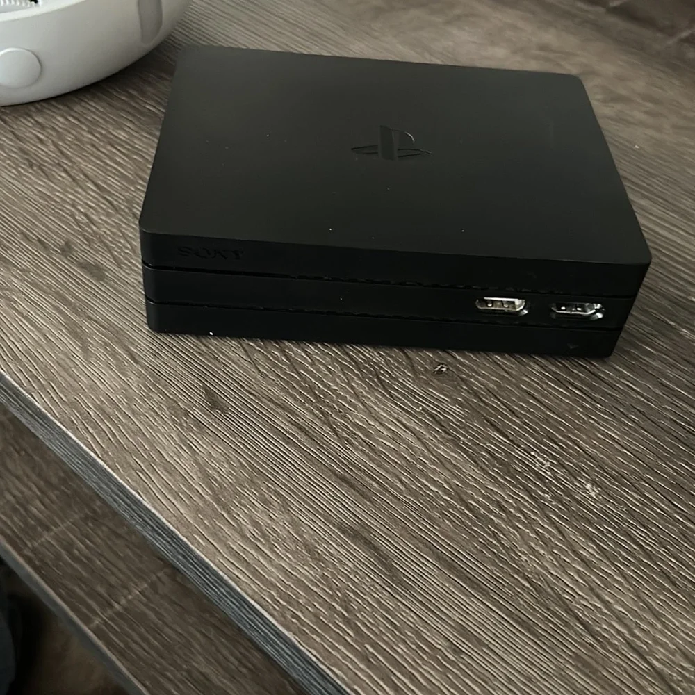 COPY - Ps4 vr headset comes with all parts except the camera. Doesn’t have box.